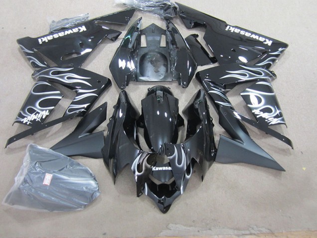 Kawasaki ZX10R 03-05 Verkleidungen - Schwarz mit Weißer Flamme Kawasaki ZX10R 03-05 Verkleidungen - Schwarz mit Weißer Flamme